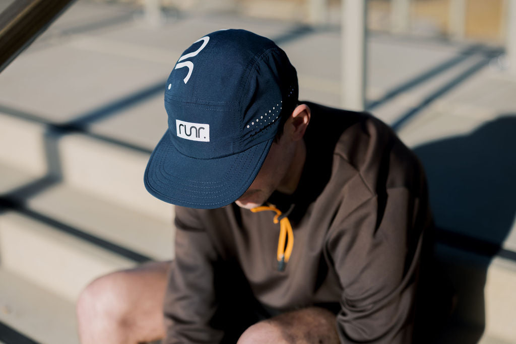 Runner wearing the Runr Chicago running hat