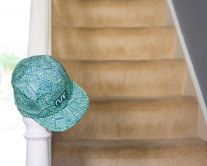 Runner wearing the Runr Lima running hat