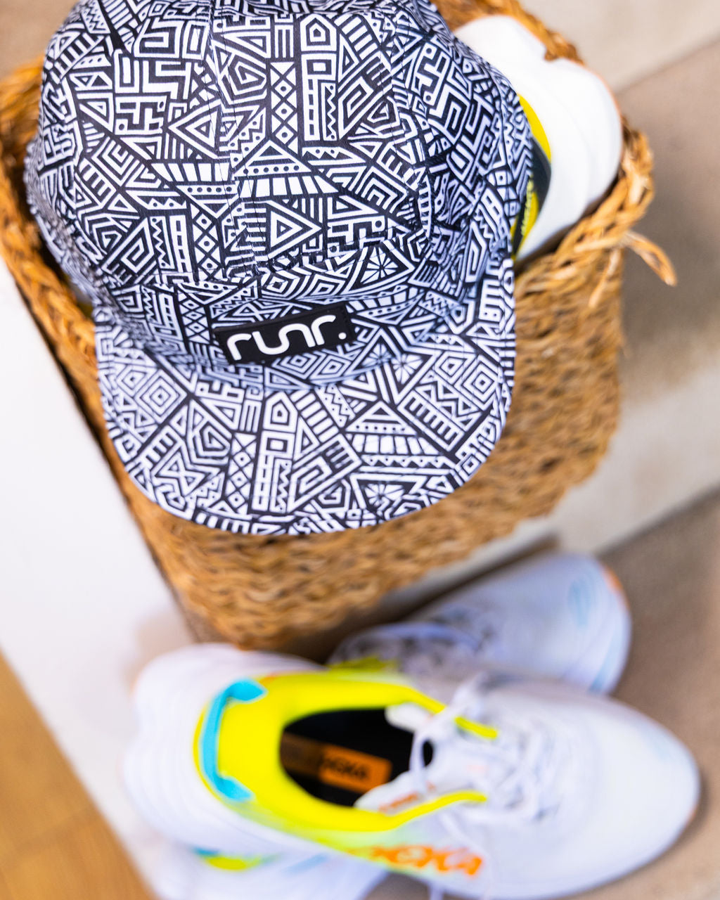Runner wearing the Runr Santiago running hat
