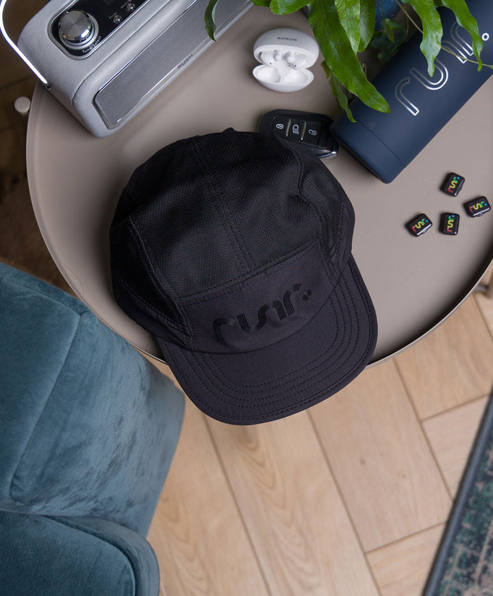 Runr Stuttgart Blackout running hat worn outdoors