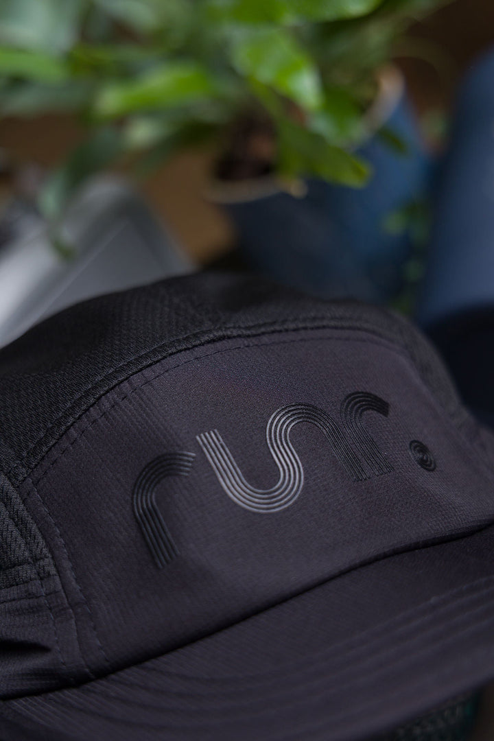 Runner wearing the Runr Stuttgart Blackout running hat