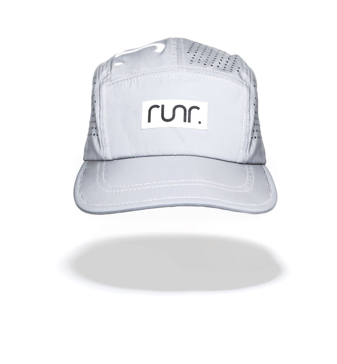 Runner wearing the Runr Lumos reflective running hat in silver