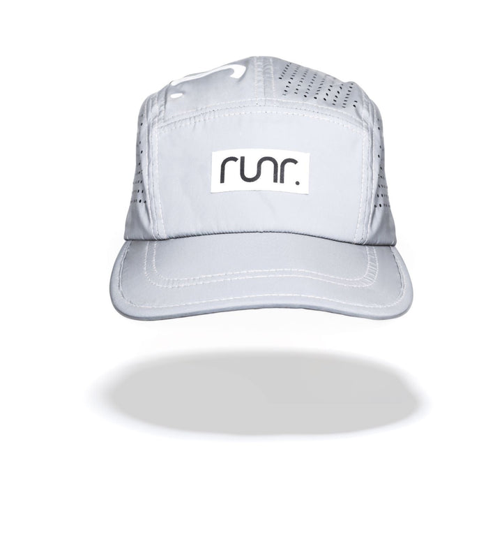 Runner wearing the Runr Lumos reflective running hat in silver