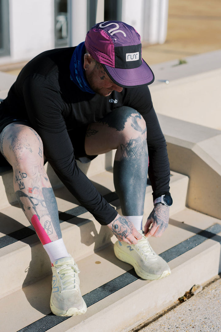 Runner wearing the Runr Munich running hat on the seafront