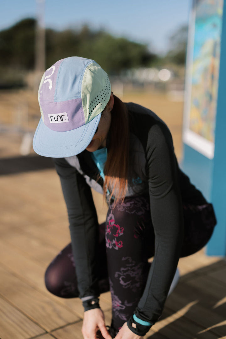 Runner wearing the Runr Sydney running hat on the seafront