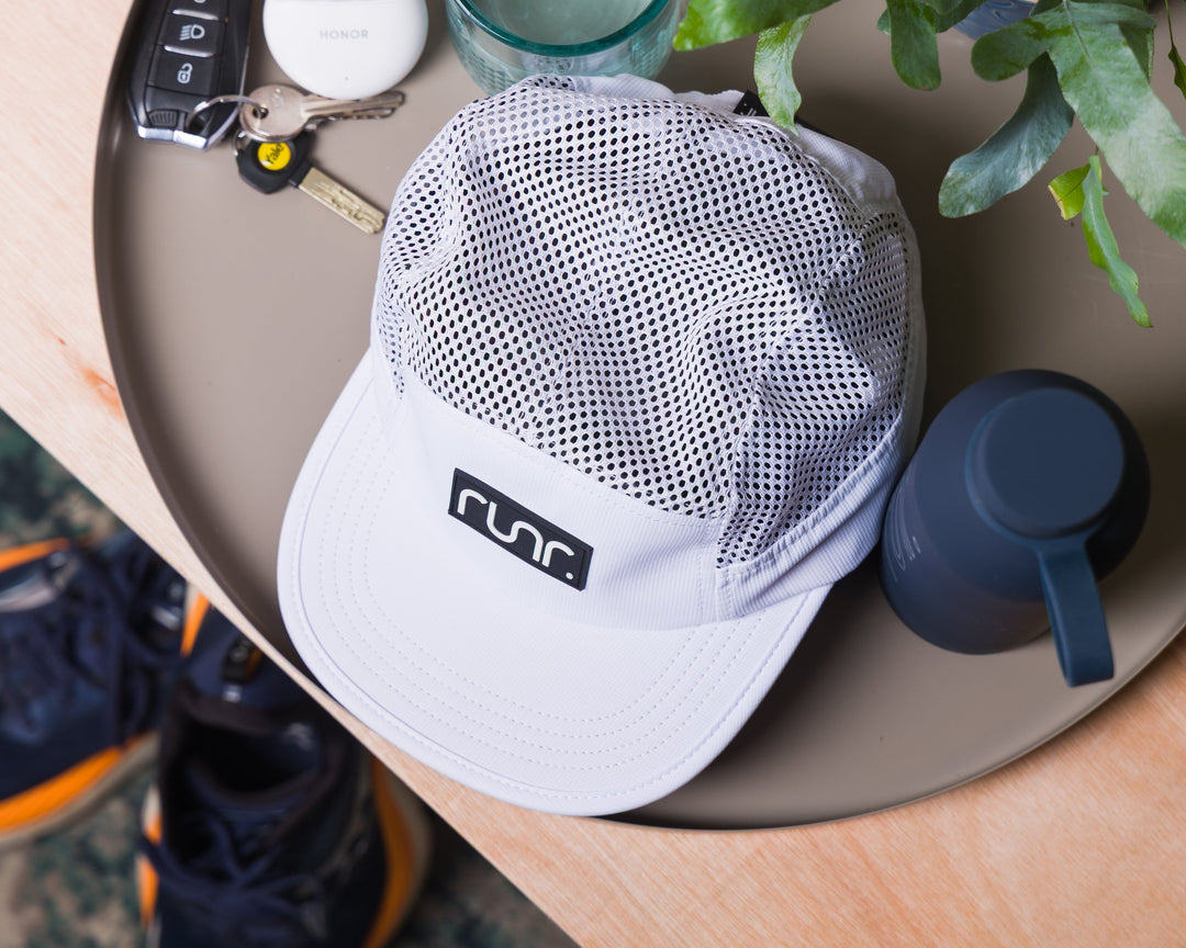 Runner wearing the Runr Bali Airflow running hat