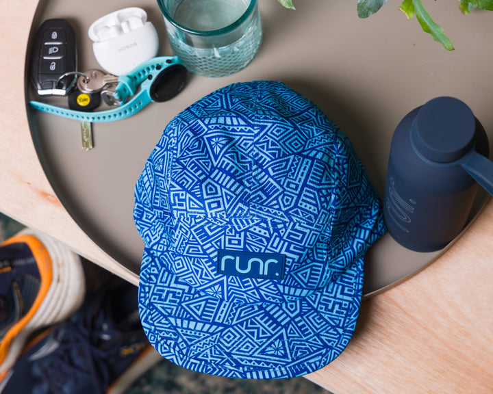 Runner wearing the Runr Montevideo running hat