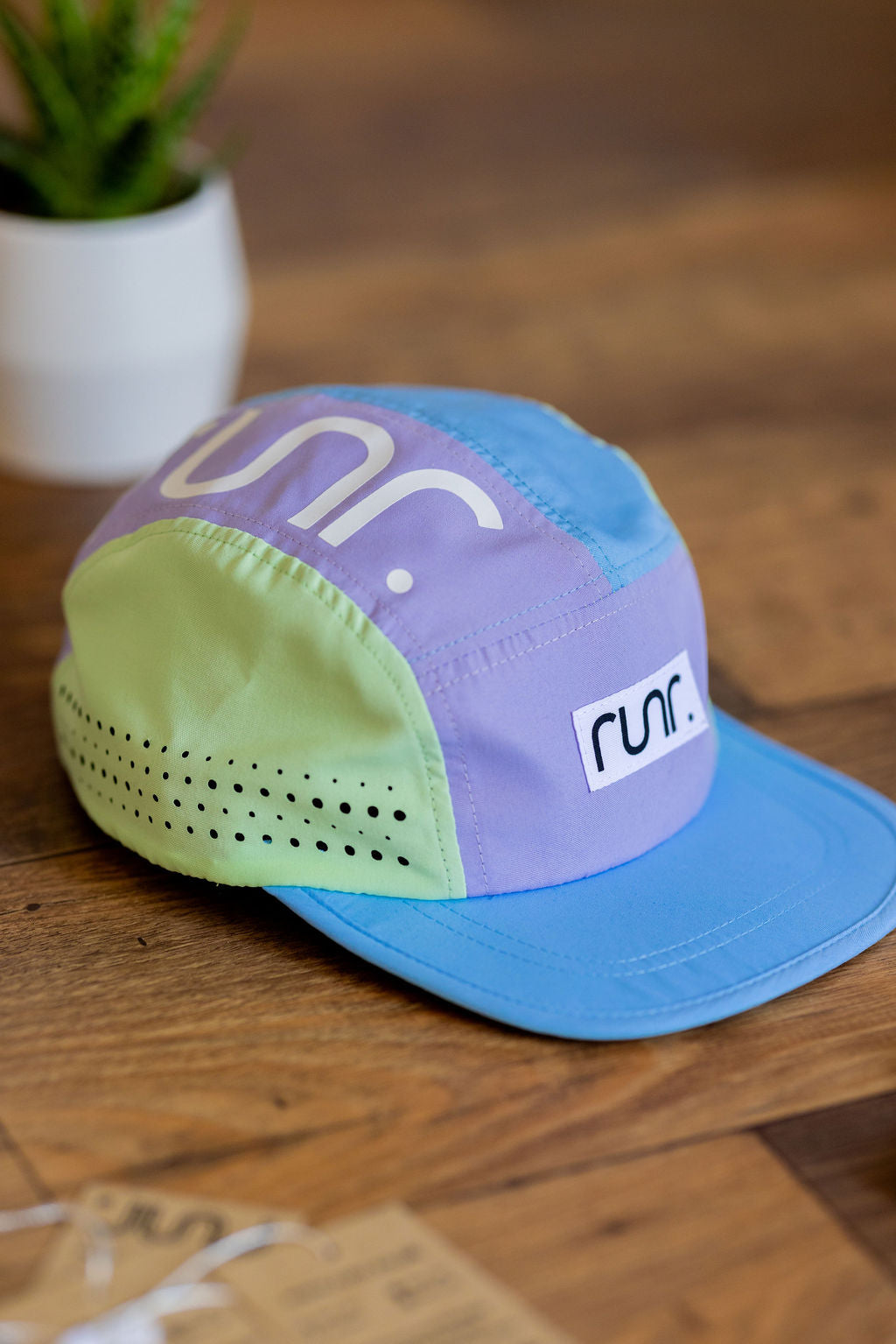 Runr Sydney running hat - detail view